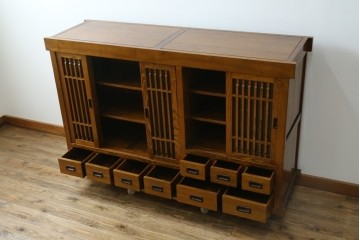 中古　美品　タモ材　格子戸の水屋箪笥サイドボード　(R-087499)