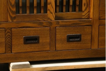 中古　美品　タモ材　格子戸の水屋箪笥サイドボード　(R-087499)