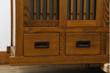 中古　美品　タモ材　格子戸の水屋箪笥サイドボード　(R-087499)