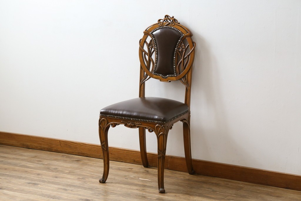 中古　イタリア高級家具　メデア(Medea)　優雅な彫刻と鋲打ちの本革シートが美しいダイニングチェア　定価約40万円　(R-087500)