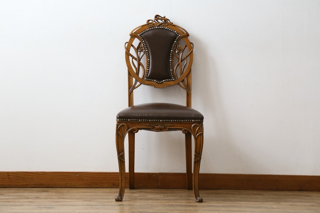中古　イタリア高級家具　メデア(Medea)　優雅な彫刻と鋲打ちの本革シートが美しいダイニングチェア　定価約40万円　(R-087500)