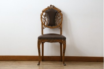 中古　イタリア高級家具　メデア(Medea)　優雅な彫刻と鋲打ちの本革シートが美しいダイニングチェア　定価約40万円　(R-087500)