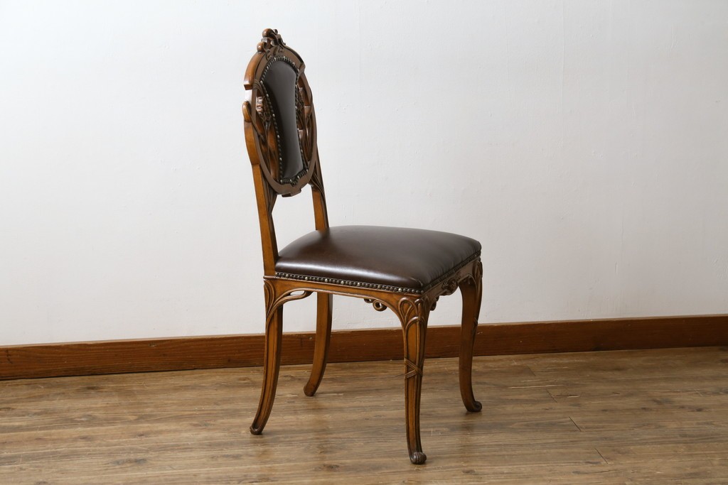 中古　イタリア高級家具　メデア(Medea)　優雅な彫刻と鋲打ちの本革シートが美しいダイニングチェア　定価約40万円　(R-087500)