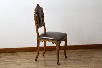 中古　イタリア高級家具　メデア(Medea)　優雅な彫刻と鋲打ちの本革シートが美しいダイニングチェア　定価約40万円　(R-087500)