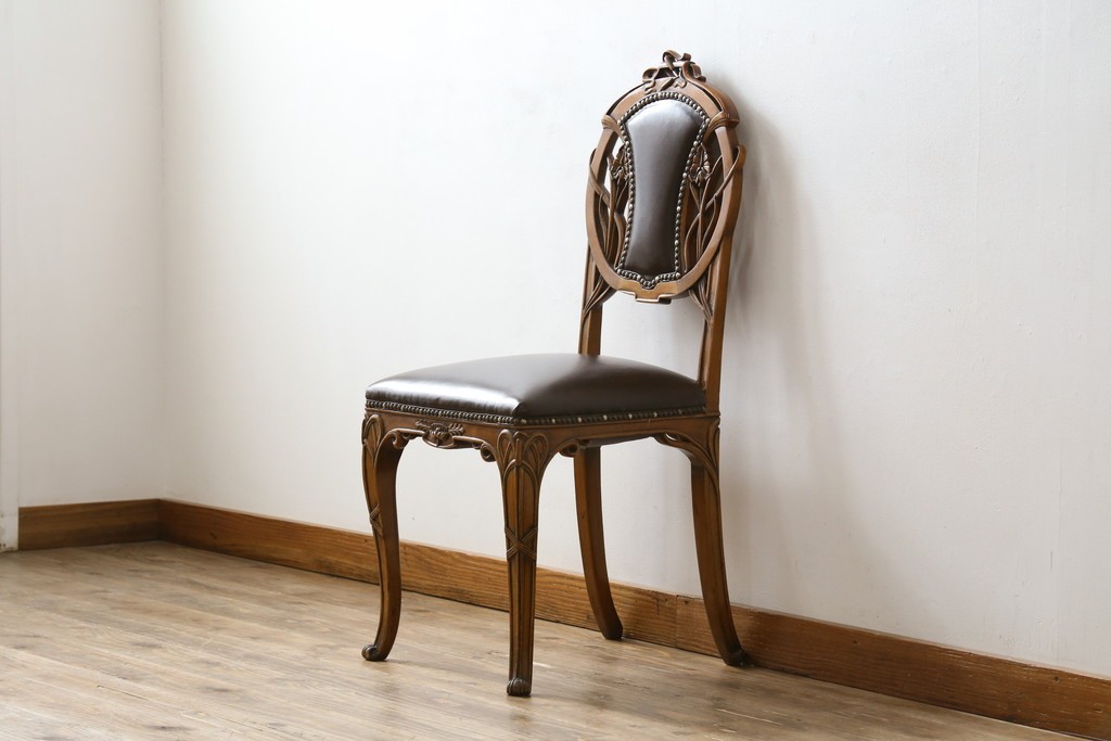 中古　イタリア高級家具　メデア(Medea)　優雅な彫刻と鋲打ちの本革シートが美しいダイニングチェア　定価約40万円　(R-087500)