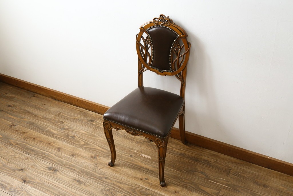 中古　イタリア高級家具　メデア(Medea)　優雅な彫刻と鋲打ちの本革シートが美しいダイニングチェア　定価約40万円　(R-087500)