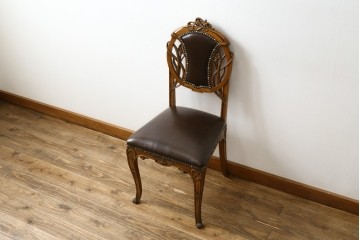 中古　イタリア高級家具　メデア(Medea)　優雅な彫刻と鋲打ちの本革シートが美しいダイニングチェア　定価約40万円　(R-087500)