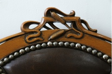 中古　イタリア高級家具　メデア(Medea)　優雅な彫刻と鋲打ちの本革シートが美しいダイニングチェア　定価約40万円　(R-087500)