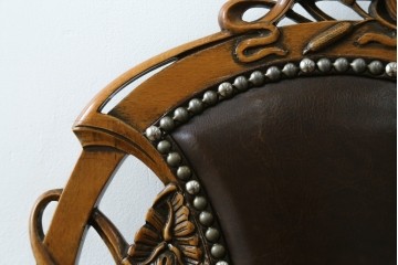 中古　イタリア高級家具　メデア(Medea)　優雅な彫刻と鋲打ちの本革シートが美しいダイニングチェア　定価約40万円　(R-087500)