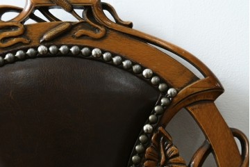 中古　イタリア高級家具　メデア(Medea)　優雅な彫刻と鋲打ちの本革シートが美しいダイニングチェア　定価約40万円　(R-087500)