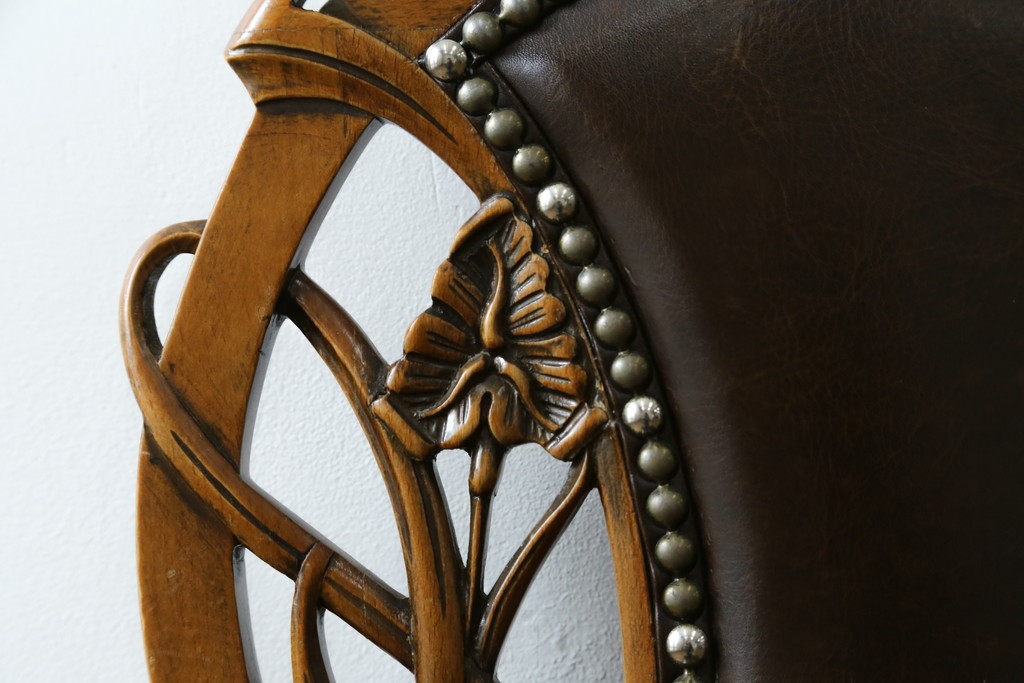 中古　イタリア高級家具　メデア(Medea)　優雅な彫刻と鋲打ちの本革シートが美しいダイニングチェア　定価約40万円　(R-087500)