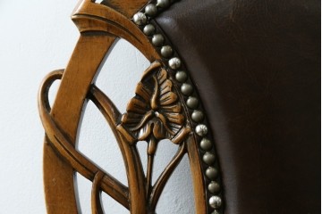 中古　イタリア高級家具　メデア(Medea)　優雅な彫刻と鋲打ちの本革シートが美しいダイニングチェア　定価約40万円　(R-087500)