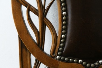 中古　イタリア高級家具　メデア(Medea)　優雅な彫刻と鋲打ちの本革シートが美しいダイニングチェア　定価約40万円　(R-087500)