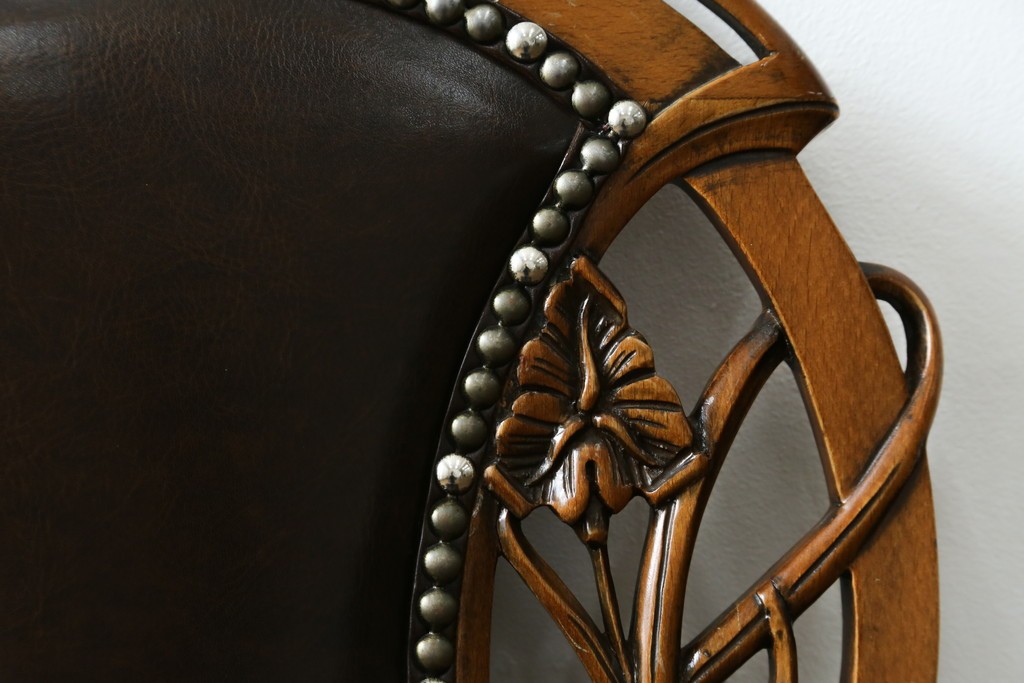 中古　イタリア高級家具　メデア(Medea)　優雅な彫刻と鋲打ちの本革シートが美しいダイニングチェア　定価約40万円　(R-087500)