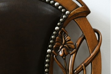 中古　イタリア高級家具　メデア(Medea)　優雅な彫刻と鋲打ちの本革シートが美しいダイニングチェア　定価約40万円　(R-087500)