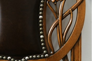 中古　イタリア高級家具　メデア(Medea)　優雅な彫刻と鋲打ちの本革シートが美しいダイニングチェア　定価約40万円　(R-087500)