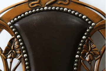 中古　イタリア高級家具　メデア(Medea)　優雅な彫刻と鋲打ちの本革シートが美しいダイニングチェア　定価約40万円　(R-087500)