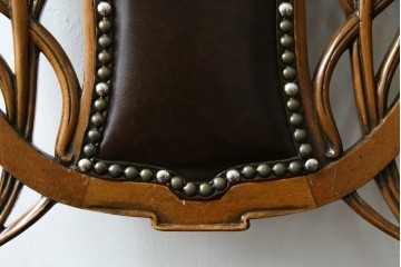 中古　イタリア高級家具　メデア(Medea)　優雅な彫刻と鋲打ちの本革シートが美しいダイニングチェア　定価約40万円　(R-087500)