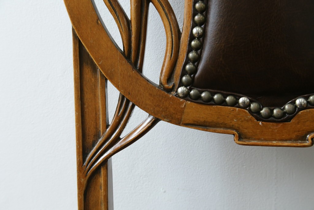 中古　イタリア高級家具　メデア(Medea)　優雅な彫刻と鋲打ちの本革シートが美しいダイニングチェア　定価約40万円　(R-087500)