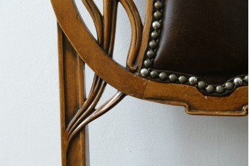 中古　イタリア高級家具　メデア(Medea)　優雅な彫刻と鋲打ちの本革シートが美しいダイニングチェア　定価約40万円　(R-087500)