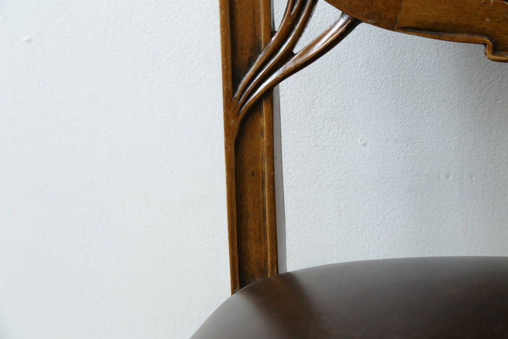 中古　イタリア高級家具　メデア(Medea)　優雅な彫刻と鋲打ちの本革シートが美しいダイニングチェア　定価約40万円　(R-087500)