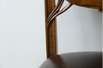 中古　イタリア高級家具　メデア(Medea)　優雅な彫刻と鋲打ちの本革シートが美しいダイニングチェア　定価約40万円　(R-087500)