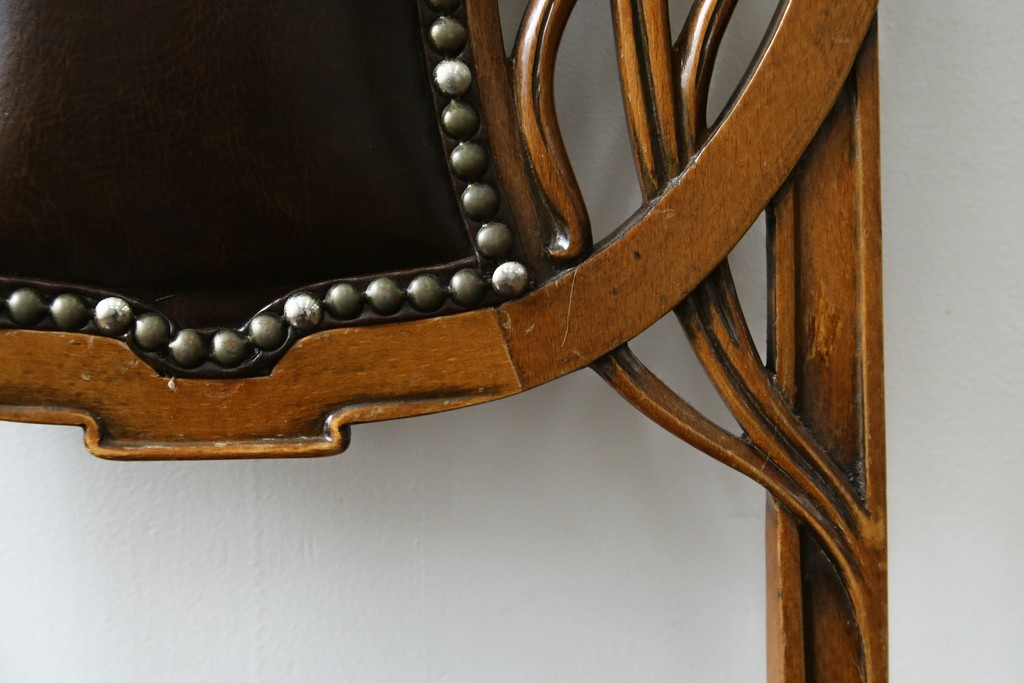 中古　イタリア高級家具　メデア(Medea)　優雅な彫刻と鋲打ちの本革シートが美しいダイニングチェア　定価約40万円　(R-087500)