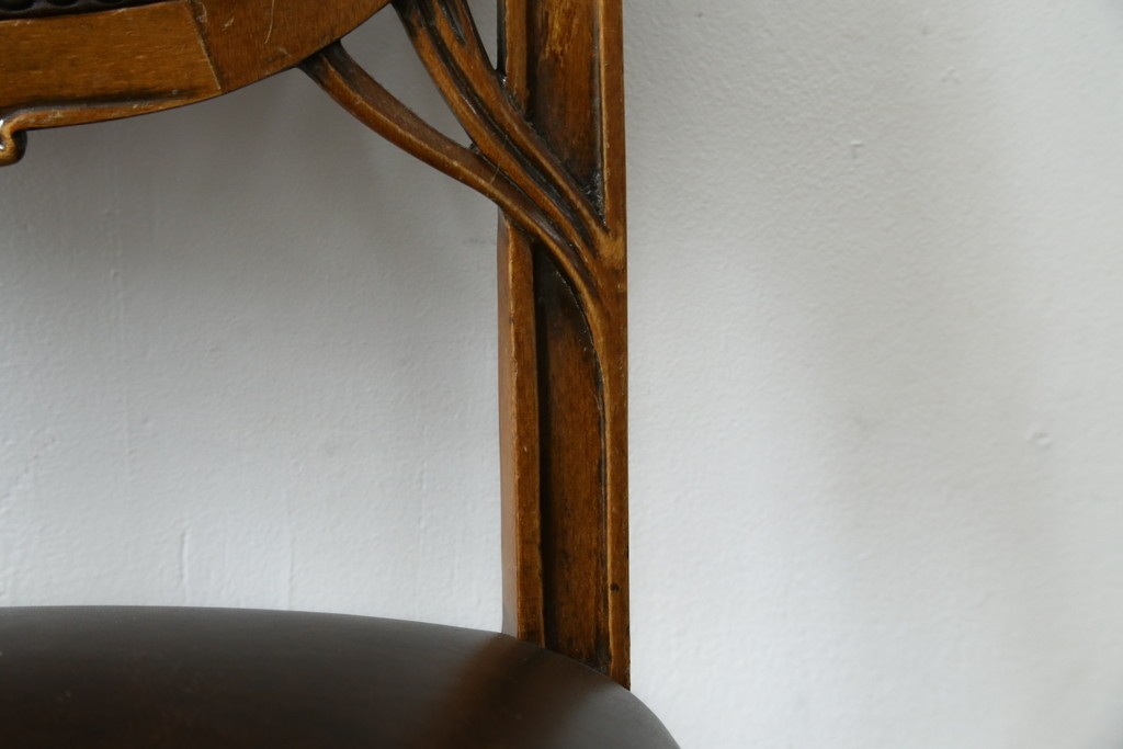 中古　イタリア高級家具　メデア(Medea)　優雅な彫刻と鋲打ちの本革シートが美しいダイニングチェア　定価約40万円　(R-087500)