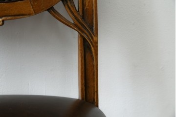 中古　イタリア高級家具　メデア(Medea)　優雅な彫刻と鋲打ちの本革シートが美しいダイニングチェア　定価約40万円　(R-087500)