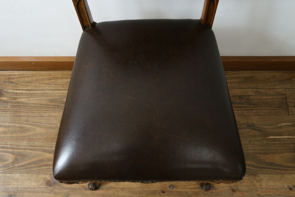 中古　イタリア高級家具　メデア(Medea)　優雅な彫刻と鋲打ちの本革シートが美しいダイニングチェア　定価約40万円　(R-087500)