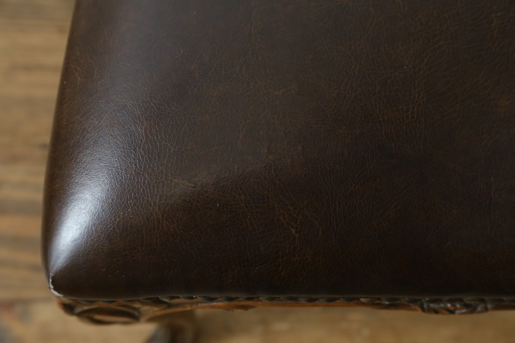 中古　イタリア高級家具　メデア(Medea)　優雅な彫刻と鋲打ちの本革シートが美しいダイニングチェア　定価約40万円　(R-087500)