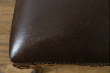 中古　イタリア高級家具　メデア(Medea)　優雅な彫刻と鋲打ちの本革シートが美しいダイニングチェア　定価約40万円　(R-087500)