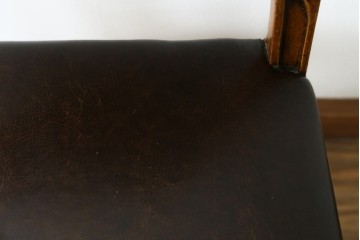 中古　イタリア高級家具　メデア(Medea)　優雅な彫刻と鋲打ちの本革シートが美しいダイニングチェア　定価約40万円　(R-087500)