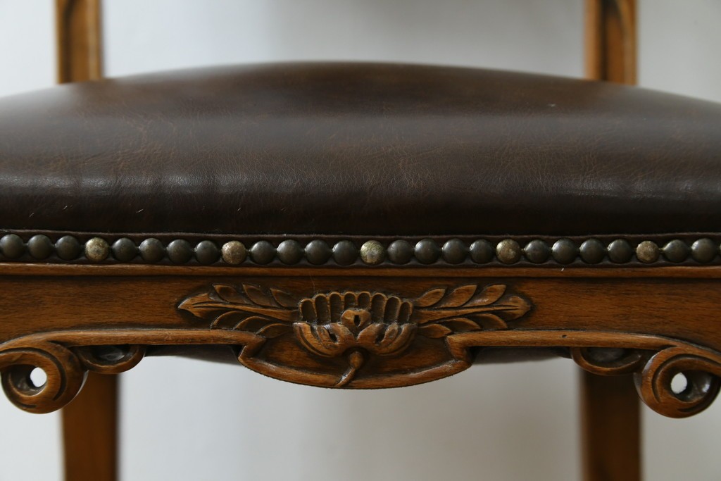 中古　イタリア高級家具　メデア(Medea)　優雅な彫刻と鋲打ちの本革シートが美しいダイニングチェア　定価約40万円　(R-087500)