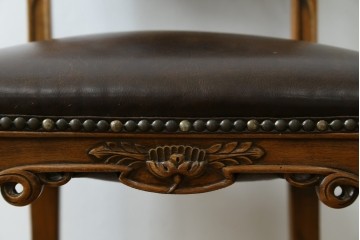 中古　イタリア高級家具　メデア(Medea)　優雅な彫刻と鋲打ちの本革シートが美しいダイニングチェア　定価約40万円　(R-087500)