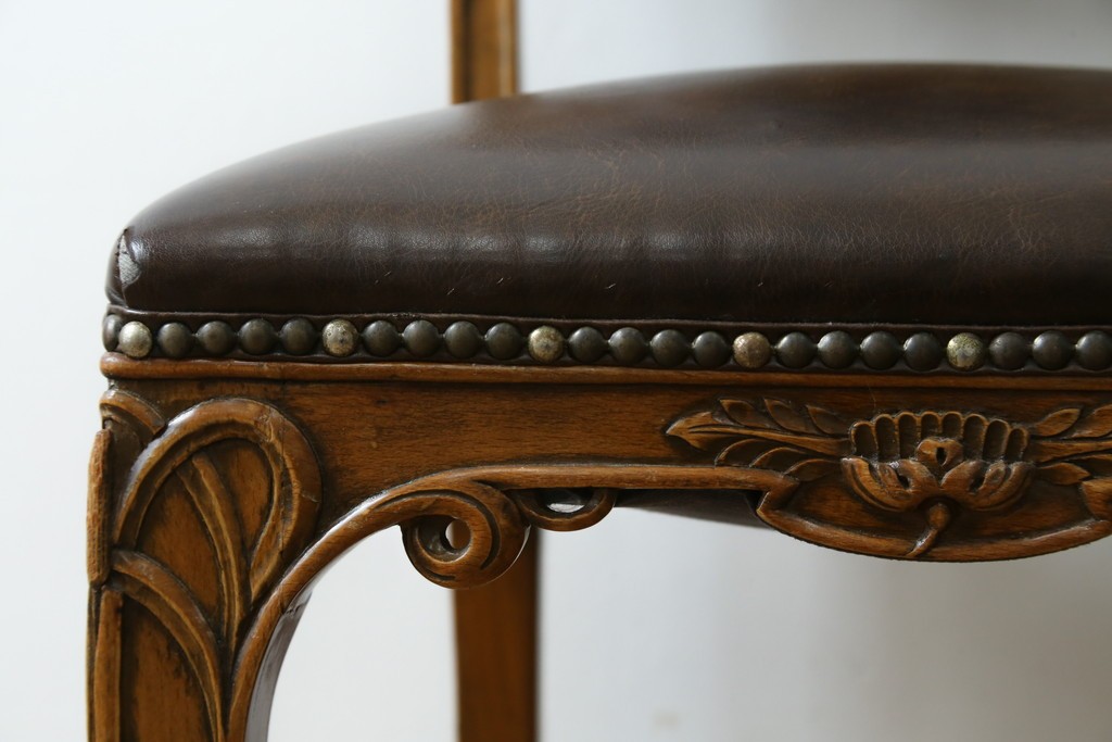 中古　イタリア高級家具　メデア(Medea)　優雅な彫刻と鋲打ちの本革シートが美しいダイニングチェア　定価約40万円　(R-087500)
