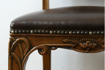 中古　イタリア高級家具　メデア(Medea)　優雅な彫刻と鋲打ちの本革シートが美しいダイニングチェア　定価約40万円　(R-087500)