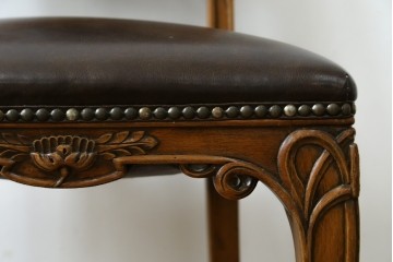 中古　イタリア高級家具　メデア(Medea)　優雅な彫刻と鋲打ちの本革シートが美しいダイニングチェア　定価約40万円　(R-087500)