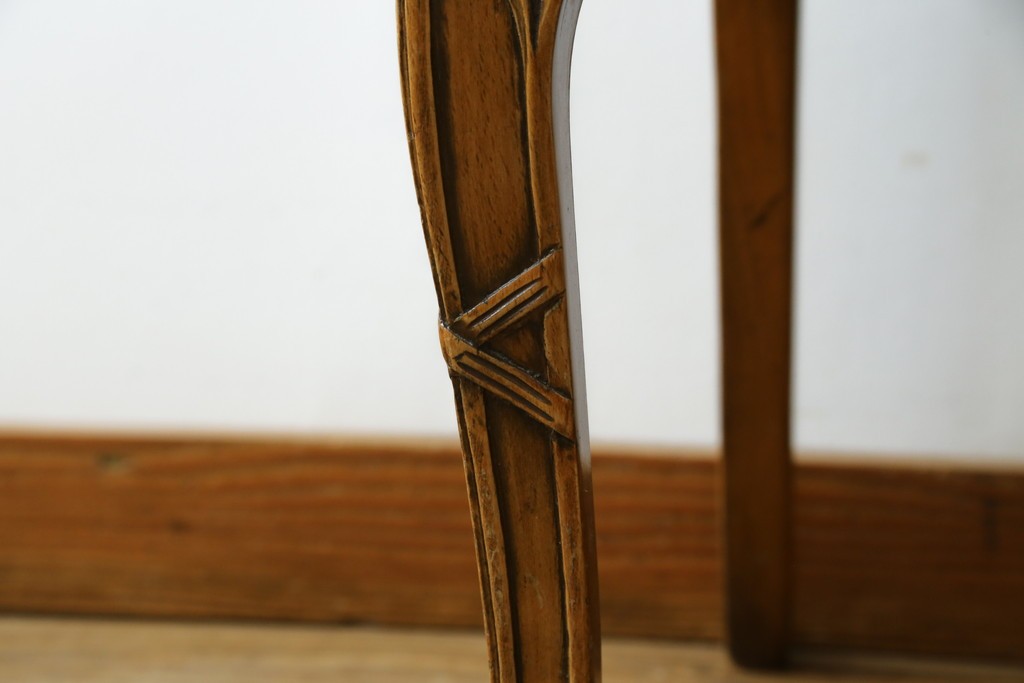 中古　イタリア高級家具　メデア(Medea)　優雅な彫刻と鋲打ちの本革シートが美しいダイニングチェア　定価約40万円　(R-087500)