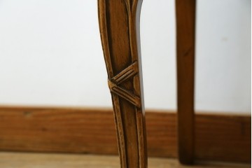 中古　イタリア高級家具　メデア(Medea)　優雅な彫刻と鋲打ちの本革シートが美しいダイニングチェア　定価約40万円　(R-087500)