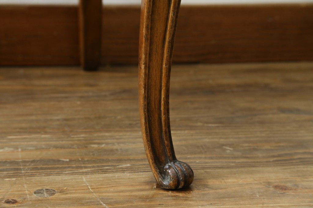 中古　イタリア高級家具　メデア(Medea)　優雅な彫刻と鋲打ちの本革シートが美しいダイニングチェア　定価約40万円　(R-087500)