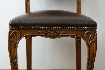 中古　イタリア高級家具　メデア(Medea)　優雅な彫刻と鋲打ちの本革シートが美しいダイニングチェア　定価約40万円　(R-087500)