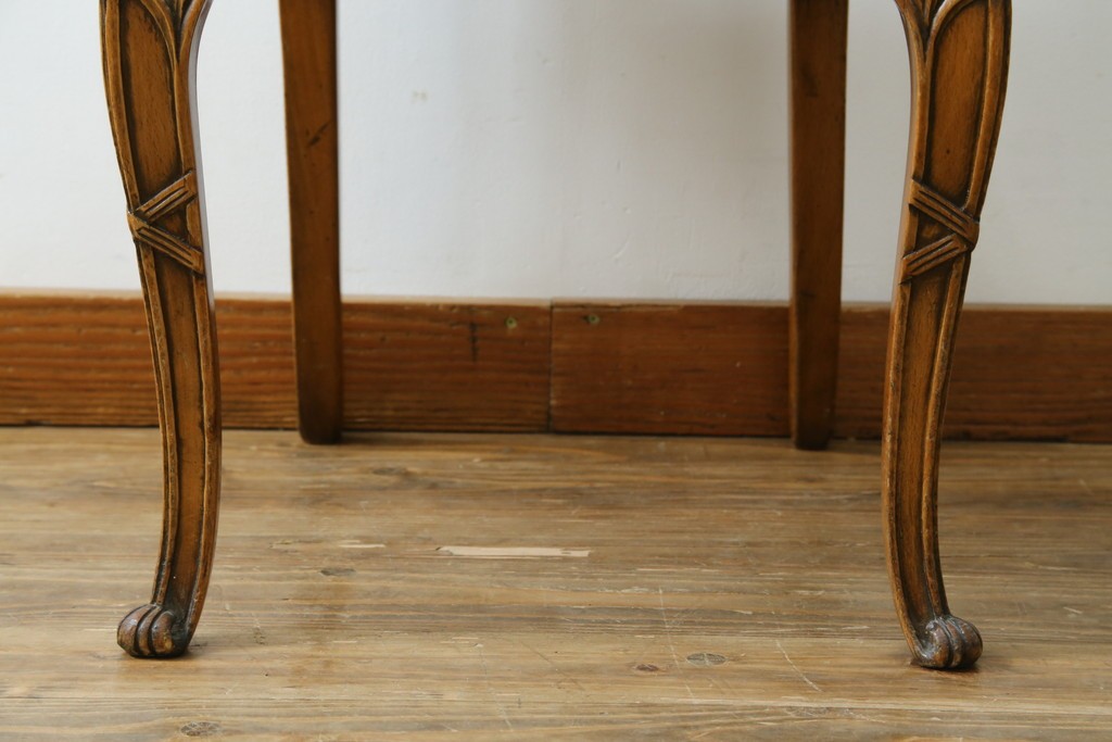 中古　イタリア高級家具　メデア(Medea)　優雅な彫刻と鋲打ちの本革シートが美しいダイニングチェア　定価約40万円　(R-087500)