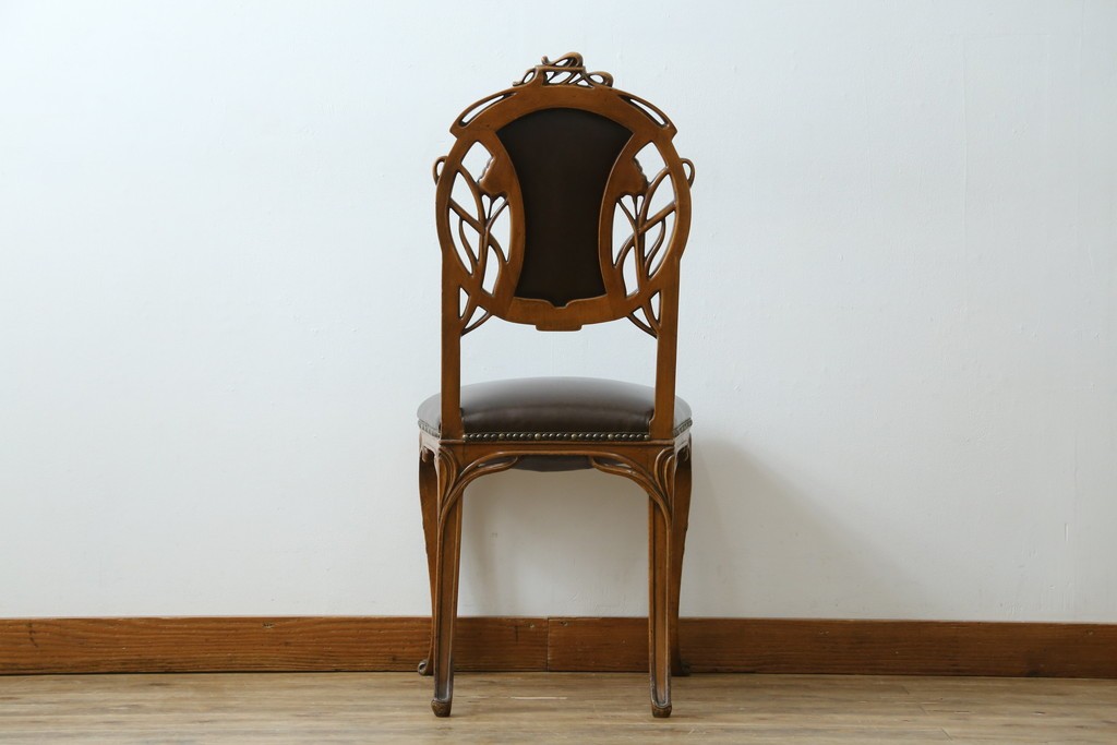 中古　イタリア高級家具　メデア(Medea)　優雅な彫刻と鋲打ちの本革シートが美しいダイニングチェア　定価約40万円　(R-087500)
