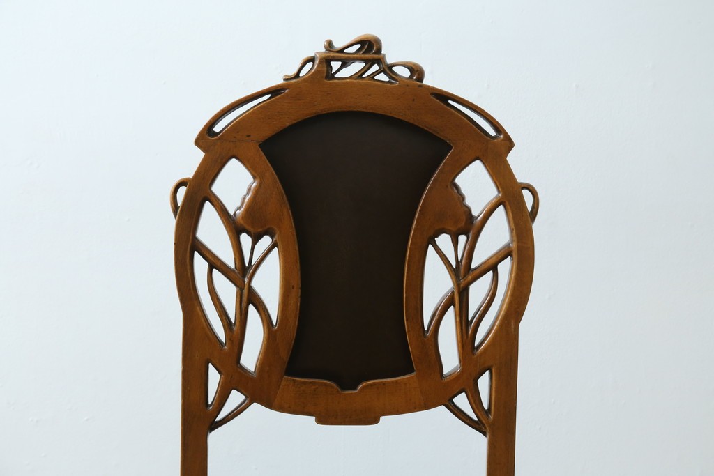 中古　イタリア高級家具　メデア(Medea)　優雅な彫刻と鋲打ちの本革シートが美しいダイニングチェア　定価約40万円　(R-087500)