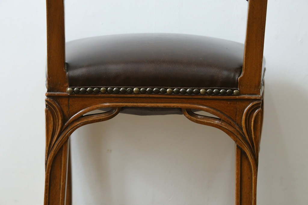 中古　イタリア高級家具　メデア(Medea)　優雅な彫刻と鋲打ちの本革シートが美しいダイニングチェア　定価約40万円　(R-087500)