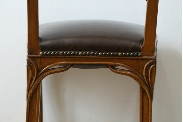 中古　イタリア高級家具　メデア(Medea)　優雅な彫刻と鋲打ちの本革シートが美しいダイニングチェア　定価約40万円　(R-087500)