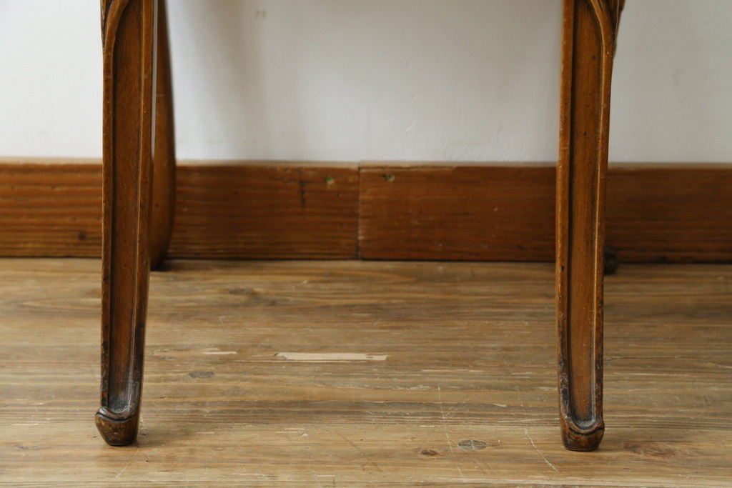 中古　イタリア高級家具　メデア(Medea)　優雅な彫刻と鋲打ちの本革シートが美しいダイニングチェア　定価約40万円　(R-087500)