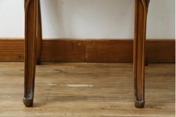 中古　イタリア高級家具　メデア(Medea)　優雅な彫刻と鋲打ちの本革シートが美しいダイニングチェア　定価約40万円　(R-087500)