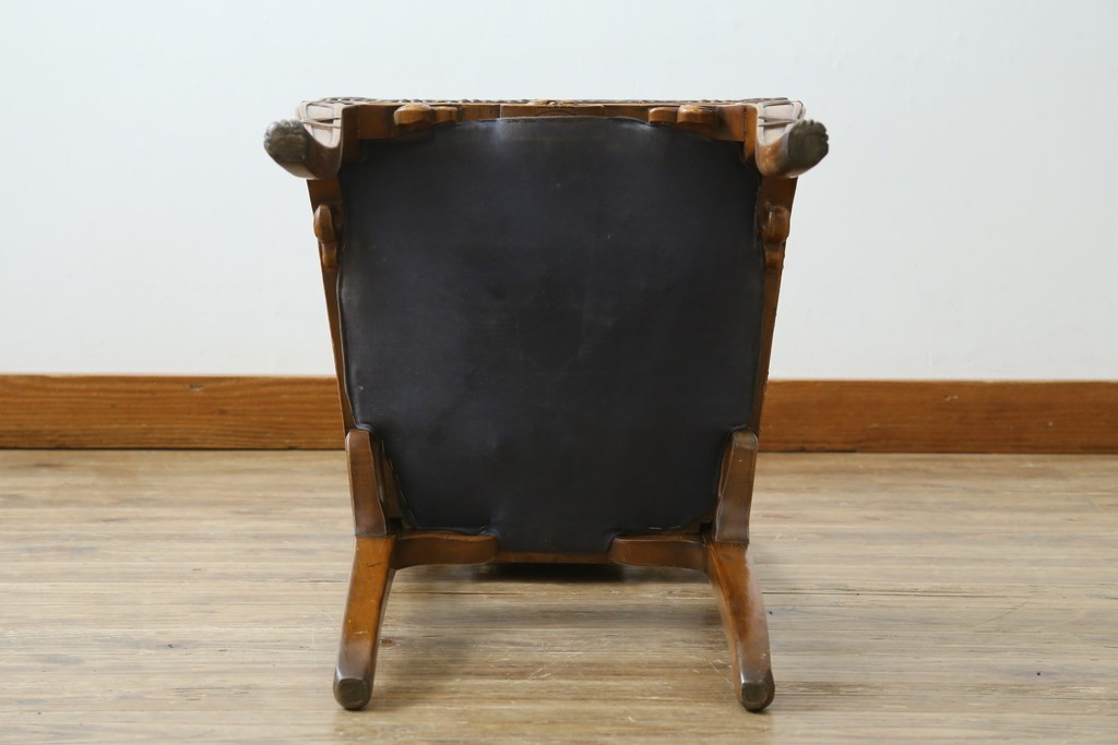 中古　イタリア高級家具　メデア(Medea)　優雅な彫刻と鋲打ちの本革シートが美しいダイニングチェア　定価約40万円　(R-087500)